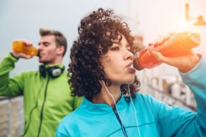 Couple drinking sports drinks